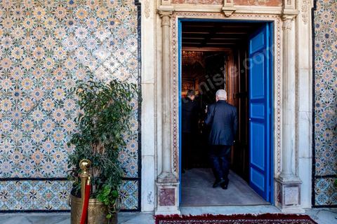 9 janvier 2020 : Mandaté par le président Emmanuel Macron, le ministre français des Affaires étrangères, Jean-Yves Le Drian, est ce jeudi 8 janvier à Tunis pour une brève visite au cours de laquelle il a été reçu par le président de la République, Kais Saied, rencontre fermée à la presse. Puis une rencontre avec le Président de l'ARP Rached Ghannouchi dans son bureau au parlement. la visite de M. Le Drian entre dans une tournée dans les pays de la région, la situation en Libye et les perspectives de la sortie de crise, à la lumière des récents développements est sans aucun doute au cœur des entretiens.