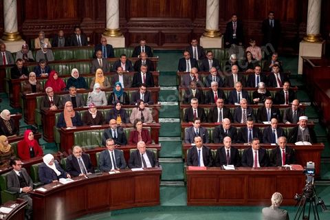 10 janvier 2020 : après près de 2 mois de tractactions pour la formation du gouvernement de Habib Jemli, le Premier Ministre proposé par Ennahdha présente aujourd'hui à l'Assemblée (ARP) son gouvernement et programme pour le vote de confiance. Dans une atmosphère tendue, les bruits de couloirs annoncent l'échec du vote prévu dans la soirée. En cas de rejet, ce sera à Kais Saied, Président de la République de proposer un candidat à la Présidence du gouvernement qui aura deux mois de plus pour former et obtenir le vote de confiance de son gouvernement à l'ARP.