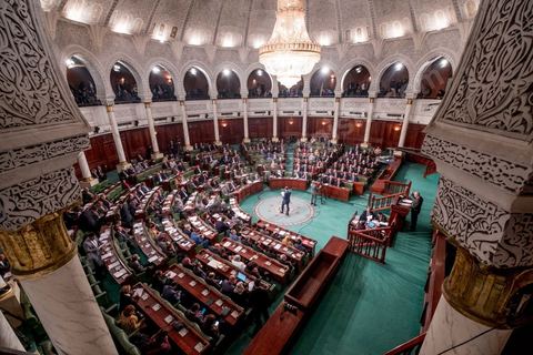 10 janvier 2020 : après près de 2 mois de tractactions pour la formation du gouvernement de Habib Jemli, le Premier Ministre proposé par Ennahdha présente aujourd'hui à l'Assemblée (ARP) son gouvernement et programme pour le vote de confiance. Dans une atmosphère tendue, les bruits de couloirs annoncent l'échec du vote prévu dans la soirée. En cas de rejet, ce sera à Kais Saied, Président de la République de proposer un candidat à la Présidence du gouvernement qui aura deux mois de plus pour former et obtenir le vote de confiance de son gouvernement à l'ARP.