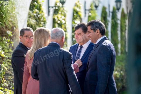 28 février 2020 : René Trabelsi, ministre du tourisme sortant, à la passation de pouvoir entre les deux chefs de gouvernement, Youssef Chahed, sortant, et Elyes Fakhfakh, fraichement investi par le parlement. La cérémonie que c'est déroulé en présence des memebres des deux gouvernements commença par un discours de Youssef Chahed puis de Elyes Fakhfakh. 