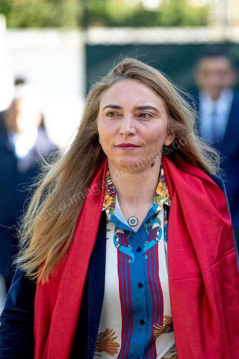 28 février 2020 : Chiraz Laâtiri, la nouvelle ministre d ela culture à la passation de pouvoir entre les deux chefs de gouvernement, Youssef Chahed, sortant, et Elyes Fakhfakh, fraichement investi par le parlement. La cérémonie que c'est déroulé en présence des memebres des deux gouvernements commença par un discours de Youssef Chahed puis de Elyes Fakhfakh. 