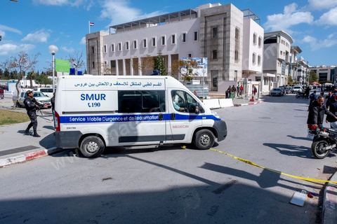 6 mars 2020 :  Une attaque terroriste a visé l'ambassade américaine à Tunis ce vendredi 6 mars, a indiqué le ministère de l'Intérieur tunisien. Cinq policiers ont été blessés par l'explosion. L'un d'eux a succombé à ses blessures. Les deux assaillants sont eux aussi morts. Un double attentat suicide a blessé jeudi cinq agents de police déployés devant l'ambassade américaine à Tunis ainsi qu'un civil, a indiqué le ministère de l'Intérieur.L'un d'eux a succombé à ses blessures en début d'après-midi. Les deux assaillants sont eux aussi décédés. L'explosion a retenti en fin de matinée près de cette représentation diplomatique située dans le quartier des Berges du Lac, à une dizaine de kilomètres du centre-ville. "L'opération a entraîné la mort des deux assaillants, blessé cinq policiers, et légèrement blessé un civil", a indiqué le ministère de l'Intérieur dans un communiqué.