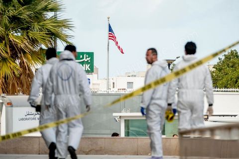 6 mars 2020 :  Une attaque terroriste a visé l'ambassade américaine à Tunis ce vendredi 6 mars, a indiqué le ministère de l'Intérieur tunisien. Cinq policiers ont été blessés par l'explosion. L'un d'eux a succombé à ses blessures. Les deux assaillants sont eux aussi morts. Un double attentat suicide a blessé jeudi cinq agents de police déployés devant l'ambassade américaine à Tunis ainsi qu'un civil, a indiqué le ministère de l'Intérieur.L'un d'eux a succombé à ses blessures en début d'après-midi. Les deux assaillants sont eux aussi décédés. L'explosion a retenti en fin de matinée près de cette représentation diplomatique située dans le quartier des Berges du Lac, à une dizaine de kilomètres du centre-ville. "L'opération a entraîné la mort des deux assaillants, blessé cinq policiers, et légèrement blessé un civil", a indiqué le ministère de l'Intérieur dans un communiqué.