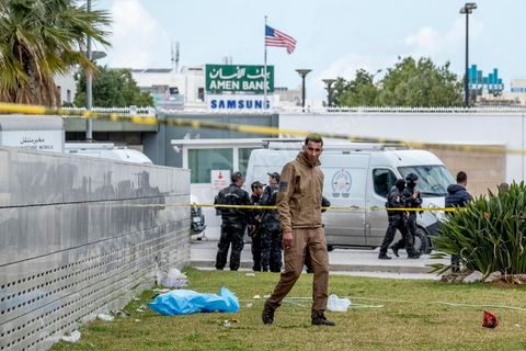 6 mars 2020 :  Une attaque terroriste a visé l'ambassade américaine à Tunis ce vendredi 6 mars, a indiqué le ministère de l'Intérieur tunisien. Cinq policiers ont été blessés par l'explosion. L'un d'eux a succombé à ses blessures. Les deux assaillants sont eux aussi morts. Un double attentat suicide a blessé jeudi cinq agents de police déployés devant l'ambassade américaine à Tunis ainsi qu'un civil, a indiqué le ministère de l'Intérieur.L'un d'eux a succombé à ses blessures en début d'après-midi. Les deux assaillants sont eux aussi décédés. L'explosion a retenti en fin de matinée près de cette représentation diplomatique située dans le quartier des Berges du Lac, à une dizaine de kilomètres du centre-ville. "L'opération a entraîné la mort des deux assaillants, blessé cinq policiers, et légèrement blessé un civil", a indiqué le ministère de l'Intérieur dans un communiqué.