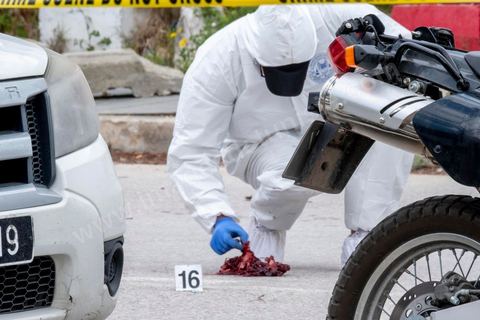 6 mars 2020 :  Une attaque terroriste a visé l'ambassade américaine à Tunis ce vendredi 6 mars, a indiqué le ministère de l'Intérieur tunisien. Cinq policiers ont été blessés par l'explosion. L'un d'eux a succombé à ses blessures. Les deux assaillants sont eux aussi morts. Un double attentat suicide a blessé jeudi cinq agents de police déployés devant l'ambassade américaine à Tunis ainsi qu'un civil, a indiqué le ministère de l'Intérieur.L'un d'eux a succombé à ses blessures en début d'après-midi. Les deux assaillants sont eux aussi décédés. L'explosion a retenti en fin de matinée près de cette représentation diplomatique située dans le quartier des Berges du Lac, à une dizaine de kilomètres du centre-ville. "L'opération a entraîné la mort des deux assaillants, blessé cinq policiers, et légèrement blessé un civil", a indiqué le ministère de l'Intérieur dans un communiqué.