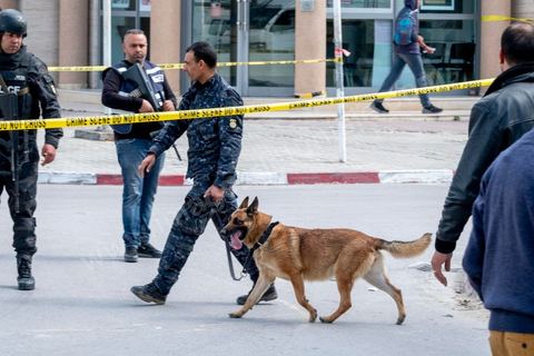 6 mars 2020 :  Une attaque terroriste a visé l'ambassade américaine à Tunis ce vendredi 6 mars, a indiqué le ministère de l'Intérieur tunisien. Cinq policiers ont été blessés par l'explosion. L'un d'eux a succombé à ses blessures. Les deux assaillants sont eux aussi morts. Un double attentat suicide a blessé jeudi cinq agents de police déployés devant l'ambassade américaine à Tunis ainsi qu'un civil, a indiqué le ministère de l'Intérieur.L'un d'eux a succombé à ses blessures en début d'après-midi. Les deux assaillants sont eux aussi décédés. L'explosion a retenti en fin de matinée près de cette représentation diplomatique située dans le quartier des Berges du Lac, à une dizaine de kilomètres du centre-ville. "L'opération a entraîné la mort des deux assaillants, blessé cinq policiers, et légèrement blessé un civil", a indiqué le ministère de l'Intérieur dans un communiqué.