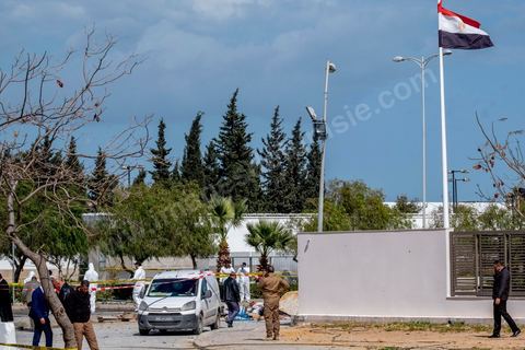 6 mars 2020 :  Une attaque terroriste a visé l'ambassade américaine à Tunis ce vendredi 6 mars, a indiqué le ministère de l'Intérieur tunisien. Cinq policiers ont été blessés par l'explosion. L'un d'eux a succombé à ses blessures. Les deux assaillants sont eux aussi morts. Un double attentat suicide a blessé jeudi cinq agents de police déployés devant l'ambassade américaine à Tunis ainsi qu'un civil, a indiqué le ministère de l'Intérieur.L'un d'eux a succombé à ses blessures en début d'après-midi. Les deux assaillants sont eux aussi décédés. L'explosion a retenti en fin de matinée près de cette représentation diplomatique située dans le quartier des Berges du Lac, à une dizaine de kilomètres du centre-ville. "L'opération a entraîné la mort des deux assaillants, blessé cinq policiers, et légèrement blessé un civil", a indiqué le ministère de l'Intérieur dans un communiqué.