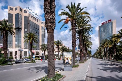 23 mars 2020 : le centre ville de Tunis et ses grandes artères dont l'avenue Habib Bourguiba sont désertées aux premiers jours du confinement imposé par l'état à cause du Covid19. A partir de 18h et jusqu'à 6h du matin un couvre feu a aussi été instauré durant cette période. 