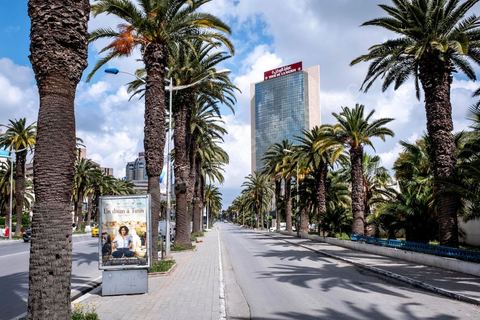23 mars 2020 : le centre ville de Tunis et ses grandes artères dont l'avenue Habib Bourguiba sont désertées aux premiers jours du confinement imposé par l'état à cause du Covid19. A partir de 18h et jusqu'à 6h du matin un couvre feu a aussi été instauré durant cette période. 