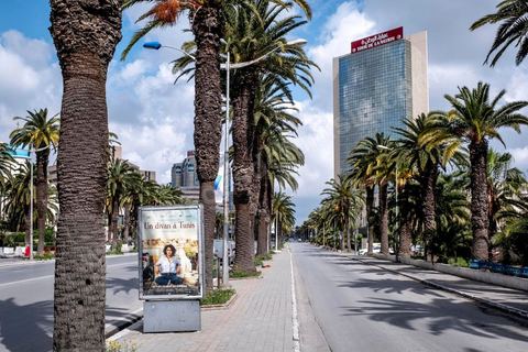23 mars 2020 : le centre ville de Tunis et ses grandes artères dont l'avenue Habib Bourguiba sont désertées aux premiers jours du confinement imposé par l'état à cause du Covid19. A partir de 18h et jusqu'à 6h du matin un couvre feu a aussi été instauré durant cette période. 