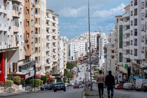26 mars 2020 : à Ennasr, quartier résidentiel de Tunis, le matin les artères restent animés malgré le confinement imposé du au Covid19. 