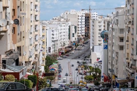 26 mars 2020 : à Ennasr, quartier résidentiel de Tunis, le matin les artères restent animés malgré le confinement imposé du au Covid19. 