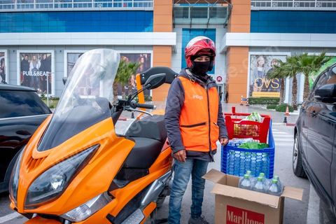27 mars 2020 : devant le centre commercila Tunisia Mall au Lac 2, un livreur à scooter de la société Intigo fait des courses pour des particuliers durant cette période de confinement du au Covid19