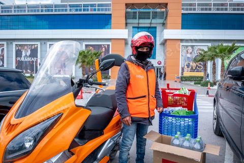 27 mars 2020 : devant le centre commercila Tunisia Mall au Lac 2, un livreur à scooter de la société Intigo fait des courses pour des particuliers durant cette période de confinement du au Covid19