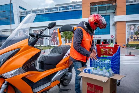 27 mars 2020 : devant le centre commercila Tunisia Mall au Lac 2, un livreur à scooter de la société Intigo fait des courses pour des particuliers durant cette période de confinement du au Covid19