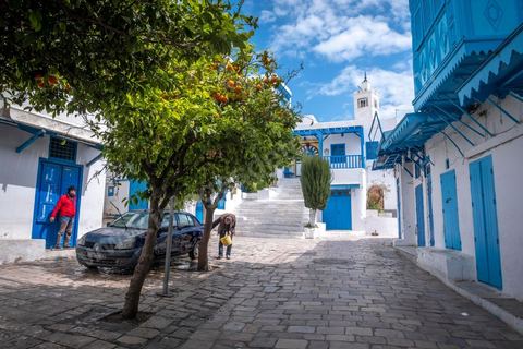 27 mars 2020 : le village touristique de Sidi Bou Saïd pendant le confinement général du au Covid19. D'habitude rempli de tunisiens et de touristes le village est déserté, suels quelmques habitants circulent pour faire leurs courses. 