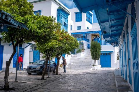 27 mars 2020 : le village touristique de Sidi Bou Saïd pendant le confinement général du au Covid19. D'habitude rempli de tunisiens et de touristes le village est déserté, suels quelmques habitants circulent pour faire leurs courses. 