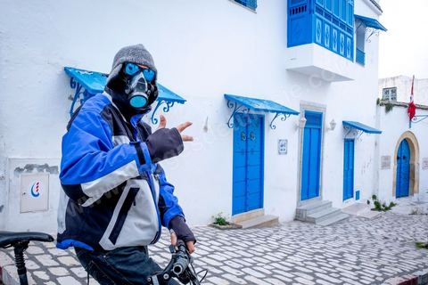 27 mars 2020 : le village touristique de Sidi Bou Saïd pendant le confinement général du au Covid19. D'habitude rempli de tunisiens et de touristes le village est déserté, suels quelmques habitants circulent pour faire leurs courses. 