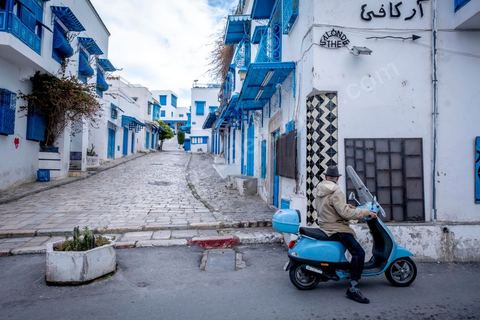 27 mars 2020 : le village touristique de Sidi Bou Saïd pendant le confinement général du au Covid19. D'habitude rempli de tunisiens et de touristes le village est déserté, suels quelmques habitants circulent pour faire leurs courses. 