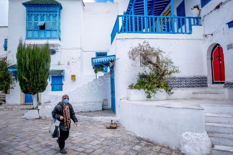 27 mars 2020 : le village touristique de Sidi Bou Saïd pendant le confinement général du au Covid19. D'habitude rempli de tunisiens et de touristes le village est déserté, suels quelmques habitants circulent pour faire leurs courses. 