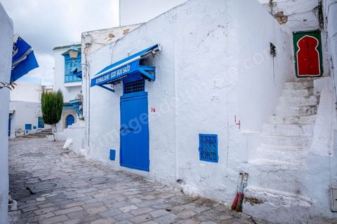 27 mars 2020 : le village touristique de Sidi Bou Saïd pendant le confinement général du au Covid19. D'habitude rempli de tunisiens et de touristes le village est déserté, suels quelmques habitants circulent pour faire leurs courses. 