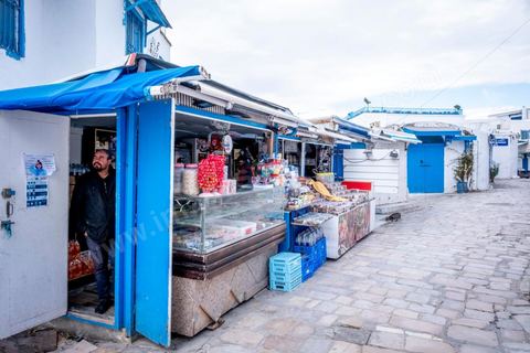 27 mars 2020 : le village touristique de Sidi Bou Saïd pendant le confinement général du au Covid19. D'habitude rempli de tunisiens et de touristes le village est déserté, suels quelmques habitants circulent pour faire leurs courses. 