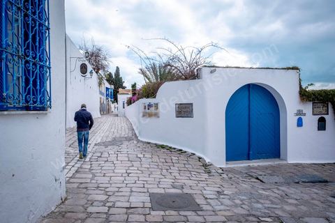 27 mars 2020 : le village touristique de Sidi Bou Saïd pendant le confinement général du au Covid19. D'habitude rempli de tunisiens et de touristes le village est déserté, suels quelmques habitants circulent pour faire leurs courses. 