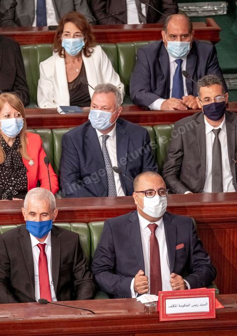 1er septembre 2020 : Hichem Mechichi devant l'ARP lors du vote de confiance du gouvernement de Hichem Mechichi, Premier ministre proposé par le président Kais Saied suite à la démission de Elyes Fakhfakh demandé un mois plus tot par le Président, à l'assemblée des Représentants du Peuple. Après la présentation des membres du gouvernement, le premier ministre nommé présente son programme pour le vote de confiance qui doit avoir lieu dans la soirée après les questions des parlementaires. 