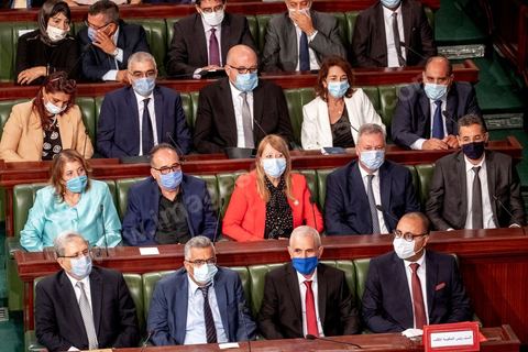 1er septembre 2020 : Hichem Mechichi devant l'ARP lors du vote de confiance du gouvernement de Hichem Mechichi, Premier ministre proposé par le président Kais Saied suite à la démission de Elyes Fakhfakh demandé un mois plus tot par le Président, à l'assemblée des Représentants du Peuple. Après la présentation des membres du gouvernement, le premier ministre nommé présente son programme pour le vote de confiance qui doit avoir lieu dans la soirée après les questions des parlementaires. 
