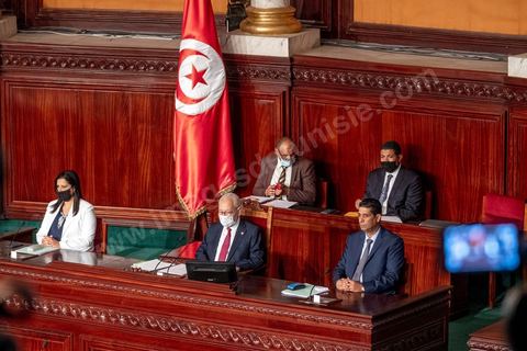 1er septembre 2020 : Hichem Mechichi devant l'ARP lors du vote de confiance du gouvernement de Hichem Mechichi, Premier ministre proposé par le président Kais Saied suite à la démission de Elyes Fakhfakh demandé un mois plus tot par le Président, à l'assemblée des Représentants du Peuple. Après la présentation des membres du gouvernement, le premier ministre nommé présente son programme pour le vote de confiance qui doit avoir lieu dans la soirée après les questions des parlementaires. 