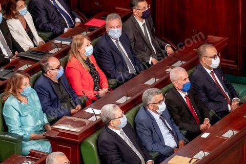 1er septembre 2020 : Hichem Mechichi devant l'ARP lors du vote de confiance du gouvernement de Hichem Mechichi, Premier ministre proposé par le président Kais Saied suite à la démission de Elyes Fakhfakh demandé un mois plus tot par le Président, à l'assemblée des Représentants du Peuple. Après la présentation des membres du gouvernement, le premier ministre nommé présente son programme pour le vote de confiance qui doit avoir lieu dans la soirée après les questions des parlementaires. 