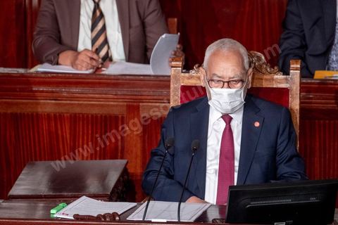 1er septembre 2020 : Hichem Mechichi devant l'ARP lors du vote de confiance du gouvernement de Hichem Mechichi, Premier ministre proposé par le président Kais Saied suite à la démission de Elyes Fakhfakh demandé un mois plus tot par le Président, à l'assemblée des Représentants du Peuple. Après la présentation des membres du gouvernement, le premier ministre nommé présente son programme pour le vote de confiance qui doit avoir lieu dans la soirée après les questions des parlementaires. 