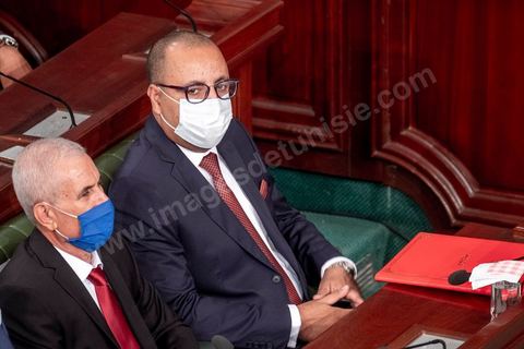1er septembre 2020 : Hichem Mechichi devant l'ARP lors du vote de confiance du gouvernement de Hichem Mechichi, Premier ministre proposé par le président Kais Saied suite à la démission de Elyes Fakhfakh demandé un mois plus tot par le Président, à l'assemblée des Représentants du Peuple. Après la présentation des membres du gouvernement, le premier ministre nommé présente son programme pour le vote de confiance qui doit avoir lieu dans la soirée après les questions des parlementaires. 