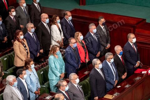 1er septembre 2020 : Hichem Mechichi devant l'ARP lors du vote de confiance du gouvernement de Hichem Mechichi, Premier ministre proposé par le président Kais Saied suite à la démission de Elyes Fakhfakh demandé un mois plus tot par le Président, à l'assemblée des Représentants du Peuple. Après la présentation des membres du gouvernement, le premier ministre nommé présente son programme pour le vote de confiance qui doit avoir lieu dans la soirée après les questions des parlementaires. 