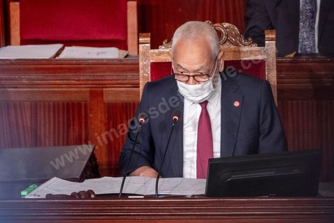1er septembre 2020 : Hichem Mechichi devant l'ARP lors du vote de confiance du gouvernement de Hichem Mechichi, Premier ministre proposé par le président Kais Saied suite à la démission de Elyes Fakhfakh demandé un mois plus tot par le Président, à l'assemblée des Représentants du Peuple. Après la présentation des membres du gouvernement, le premier ministre nommé présente son programme pour le vote de confiance qui doit avoir lieu dans la soirée après les questions des parlementaires. 