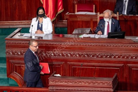 1er septembre 2020 : Hichem Mechichi devant l'ARP lors du vote de confiance du gouvernement de Hichem Mechichi, Premier ministre proposé par le président Kais Saied suite à la démission de Elyes Fakhfakh demandé un mois plus tot par le Président, à l'assemblée des Représentants du Peuple. Après la présentation des membres du gouvernement, le premier ministre nommé présente son programme pour le vote de confiance qui doit avoir lieu dans la soirée après les questions des parlementaires. 