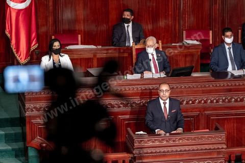 1er septembre 2020 : Hichem Mechichi devant l'ARP lors du vote de confiance du gouvernement de Hichem Mechichi, Premier ministre proposé par le président Kais Saied suite à la démission de Elyes Fakhfakh demandé un mois plus tot par le Président, à l'assemblée des Représentants du Peuple. Après la présentation des membres du gouvernement, le premier ministre nommé présente son programme pour le vote de confiance qui doit avoir lieu dans la soirée après les questions des parlementaires. 