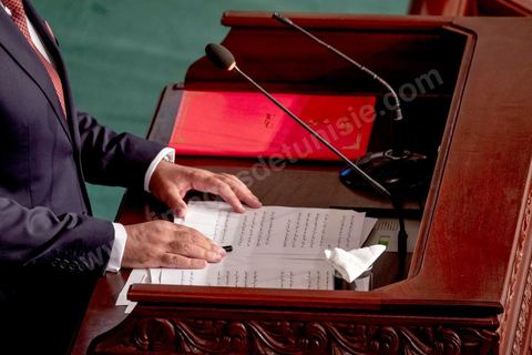 1er septembre 2020 : Hichem Mechichi devant l'ARP lors du vote de confiance du gouvernement de Hichem Mechichi, Premier ministre proposé par le président Kais Saied suite à la démission de Elyes Fakhfakh demandé un mois plus tot par le Président, à l'assemblée des Représentants du Peuple. Après la présentation des membres du gouvernement, le premier ministre nommé présente son programme pour le vote de confiance qui doit avoir lieu dans la soirée après les questions des parlementaires. 