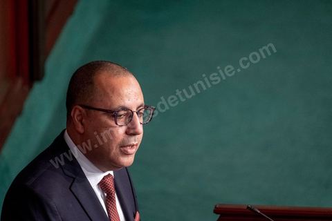 1er septembre 2020 : Hichem Mechichi devant l'ARP lors du vote de confiance du gouvernement de Hichem Mechichi, Premier ministre proposé par le président Kais Saied suite à la démission de Elyes Fakhfakh demandé un mois plus tot par le Président, à l'assemblée des Représentants du Peuple. Après la présentation des membres du gouvernement, le premier ministre nommé présente son programme pour le vote de confiance qui doit avoir lieu dans la soirée après les questions des parlementaires. 