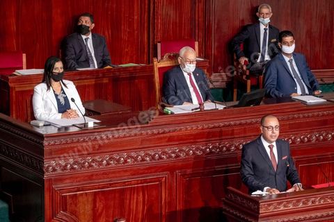 1er septembre 2020 : Hichem Mechichi devant l'ARP lors du vote de confiance du gouvernement de Hichem Mechichi, Premier ministre proposé par le président Kais Saied suite à la démission de Elyes Fakhfakh demandé un mois plus tot par le Président, à l'assemblée des Représentants du Peuple. Après la présentation des membres du gouvernement, le premier ministre nommé présente son programme pour le vote de confiance qui doit avoir lieu dans la soirée après les questions des parlementaires. 