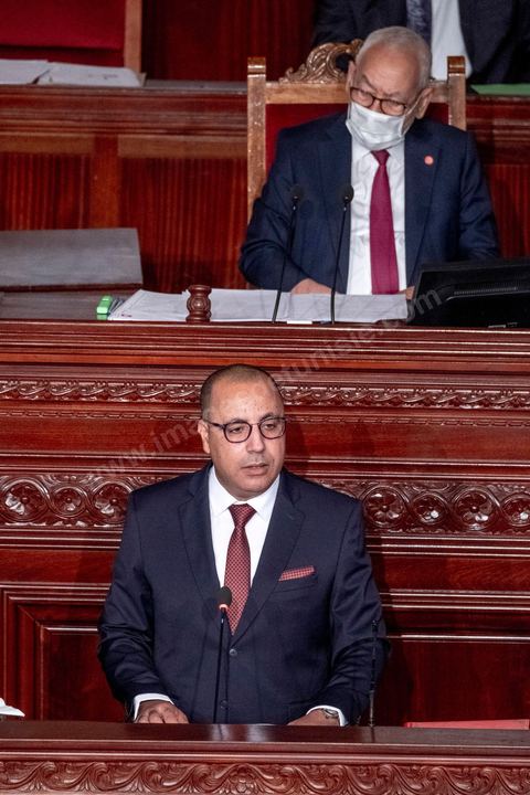 1er septembre 2020 : Hichem Mechichi devant l'ARP lors du vote de confiance du gouvernement de Hichem Mechichi, Premier ministre proposé par le président Kais Saied suite à la démission de Elyes Fakhfakh demandé un mois plus tot par le Président, à l'assemblée des Représentants du Peuple. Après la présentation des membres du gouvernement, le premier ministre nommé présente son programme pour le vote de confiance qui doit avoir lieu dans la soirée après les questions des parlementaires. 