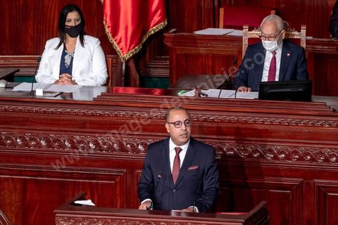 1er septembre 2020 : Hichem Mechichi devant l'ARP lors du vote de confiance du gouvernement de Hichem Mechichi, Premier ministre proposé par le président Kais Saied suite à la démission de Elyes Fakhfakh demandé un mois plus tot par le Président, à l'assemblée des Représentants du Peuple. Après la présentation des membres du gouvernement, le premier ministre nommé présente son programme pour le vote de confiance qui doit avoir lieu dans la soirée après les questions des parlementaires. 