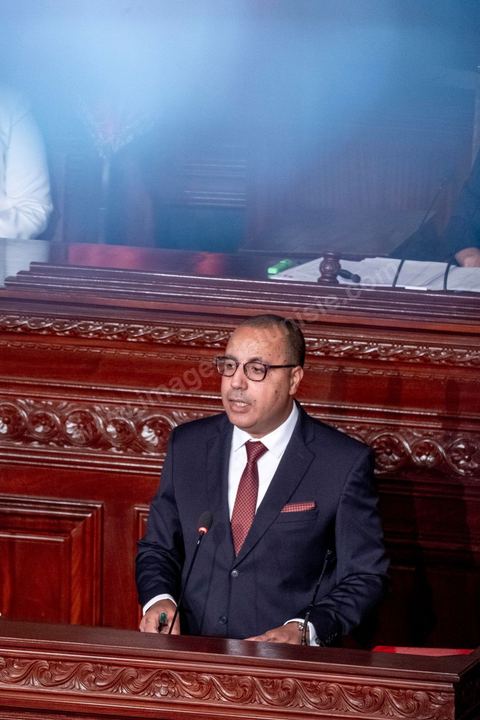 1er septembre 2020 : Hichem Mechichi devant l'ARP lors du vote de confiance du gouvernement de Hichem Mechichi, Premier ministre proposé par le président Kais Saied suite à la démission de Elyes Fakhfakh demandé un mois plus tot par le Président, à l'assemblée des Représentants du Peuple. Après la présentation des membres du gouvernement, le premier ministre nommé présente son programme pour le vote de confiance qui doit avoir lieu dans la soirée après les questions des parlementaires. 