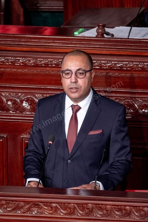 1er septembre 2020 : Hichem Mechichi devant l'ARP lors du vote de confiance du gouvernement de Hichem Mechichi, Premier ministre proposé par le président Kais Saied suite à la démission de Elyes Fakhfakh demandé un mois plus tot par le Président, à l'assemblée des Représentants du Peuple. Après la présentation des membres du gouvernement, le premier ministre nommé présente son programme pour le vote de confiance qui doit avoir lieu dans la soirée après les questions des parlementaires. 