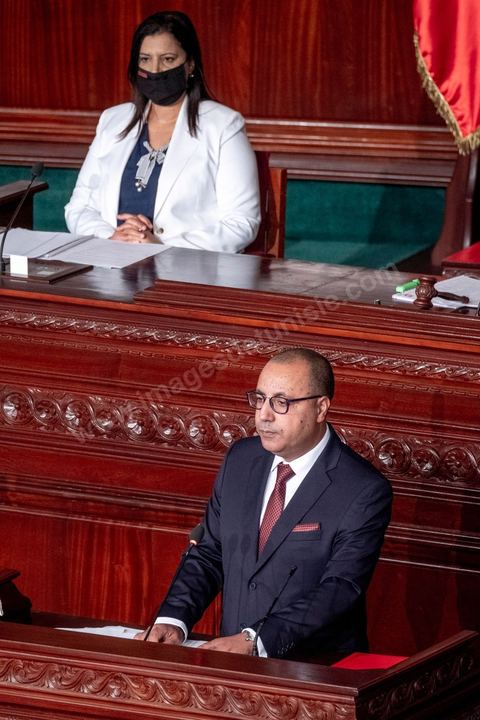 1er septembre 2020 : Hichem Mechichi devant l'ARP lors du vote de confiance du gouvernement de Hichem Mechichi, Premier ministre proposé par le président Kais Saied suite à la démission de Elyes Fakhfakh demandé un mois plus tot par le Président, à l'assemblée des Représentants du Peuple. Après la présentation des membres du gouvernement, le premier ministre nommé présente son programme pour le vote de confiance qui doit avoir lieu dans la soirée après les questions des parlementaires. 