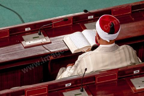 1er septembre 2020 : Hichem Mechichi devant l'ARP lors du vote de confiance du gouvernement de Hichem Mechichi, Premier ministre proposé par le président Kais Saied suite à la démission de Elyes Fakhfakh demandé un mois plus tot par le Président, à l'assemblée des Représentants du Peuple. Après la présentation des membres du gouvernement, le premier ministre nommé présente son programme pour le vote de confiance qui doit avoir lieu dans la soirée après les questions des parlementaires. 