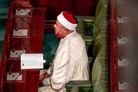 1er septembre 2020 : Hichem Mechichi devant l'ARP lors du vote de confiance du gouvernement de Hichem Mechichi, Premier ministre proposé par le président Kais Saied suite à la démission de Elyes Fakhfakh demandé un mois plus tot par le Président, à l'assemblée des Représentants du Peuple. Après la présentation des membres du gouvernement, le premier ministre nommé présente son programme pour le vote de confiance qui doit avoir lieu dans la soirée après les questions des parlementaires. 