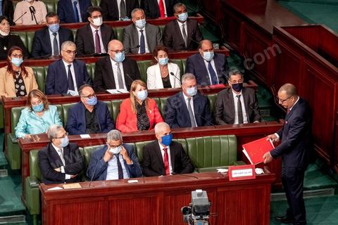 1er septembre 2020 : Hichem Mechichi devant l'ARP lors du vote de confiance du gouvernement de Hichem Mechichi, Premier ministre proposé par le président Kais Saied suite à la démission de Elyes Fakhfakh demandé un mois plus tot par le Président, à l'assemblée des Représentants du Peuple. Après la présentation des membres du gouvernement, le premier ministre nommé présente son programme pour le vote de confiance qui doit avoir lieu dans la soirée après les questions des parlementaires. 