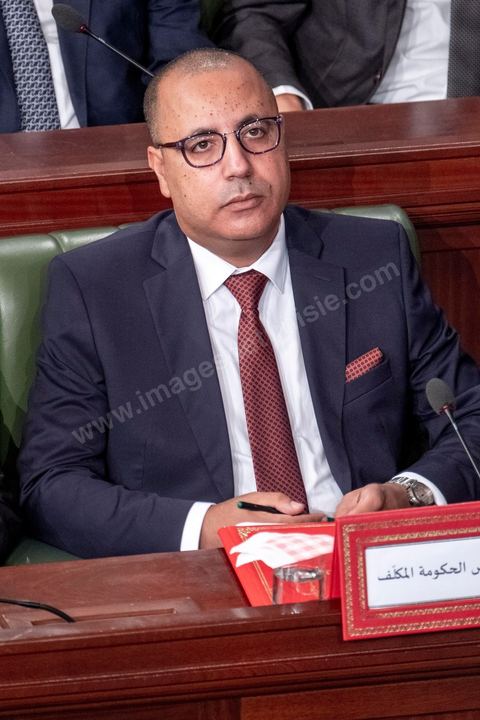 1er septembre 2020 : Hichem Mechichi devant l'ARP lors du vote de confiance du gouvernement de Hichem Mechichi, Premier ministre proposé par le président Kais Saied suite à la démission de Elyes Fakhfakh demandé un mois plus tot par le Président, à l'assemblée des Représentants du Peuple. Après la présentation des membres du gouvernement, le premier ministre nommé présente son programme pour le vote de confiance qui doit avoir lieu dans la soirée après les questions des parlementaires. 