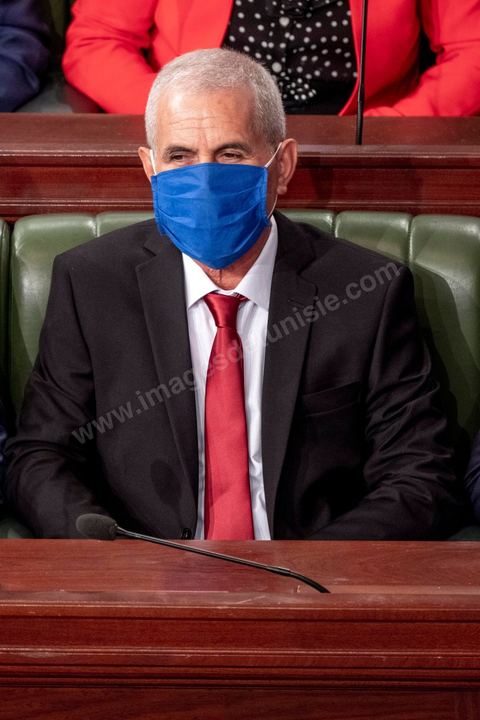 1er septembre 2020 : Hichem Mechichi devant l'ARP lors du vote de confiance du gouvernement de Hichem Mechichi, Premier ministre proposé par le président Kais Saied suite à la démission de Elyes Fakhfakh demandé un mois plus tot par le Président, à l'assemblée des Représentants du Peuple. Après la présentation des membres du gouvernement, le premier ministre nommé présente son programme pour le vote de confiance qui doit avoir lieu dans la soirée après les questions des parlementaires. 